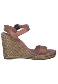 Sandale compensée avec plateforme en jute tressé, brides en tissu couleur or rose, fermeture à boucle à la cheville, et semelle intérieure rose, vue de côté.