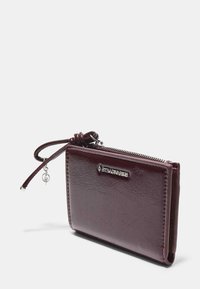 Burgundowy portfel z ekologicznej skóry z zamkiem błyskawicznym, zaplecionym paskiem na nadgarstek, tłoczonym logo oraz małym srebrnym breloczkiem.