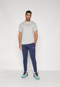 Nike Performance TEE  - Camiseta deportiva - dark grey heather