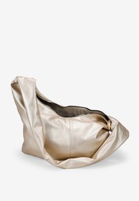 Bolso de cuero metálico dorado con un diseño suave, gran apertura y cremallera negra. Textura suave con detalles mínimos de hardware.