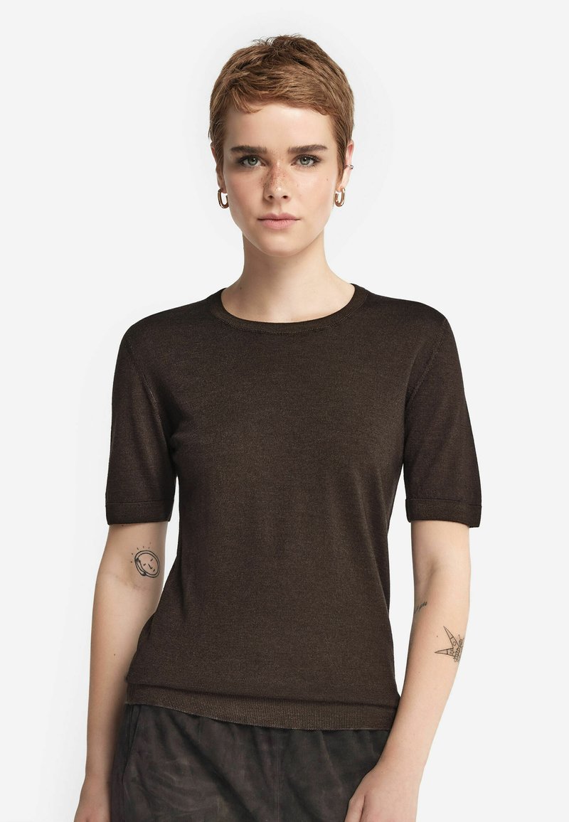 Brun kortærmet strik t-shirt med rund halsudskæring og oprullede ærmer, der har en glat tekstur og tætsiddende design.