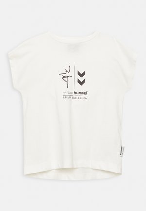 Hvid bomulds T-shirt med korte ærmer, prydet med et trykt grafisk design af en danser og chevronmønstre i sort.