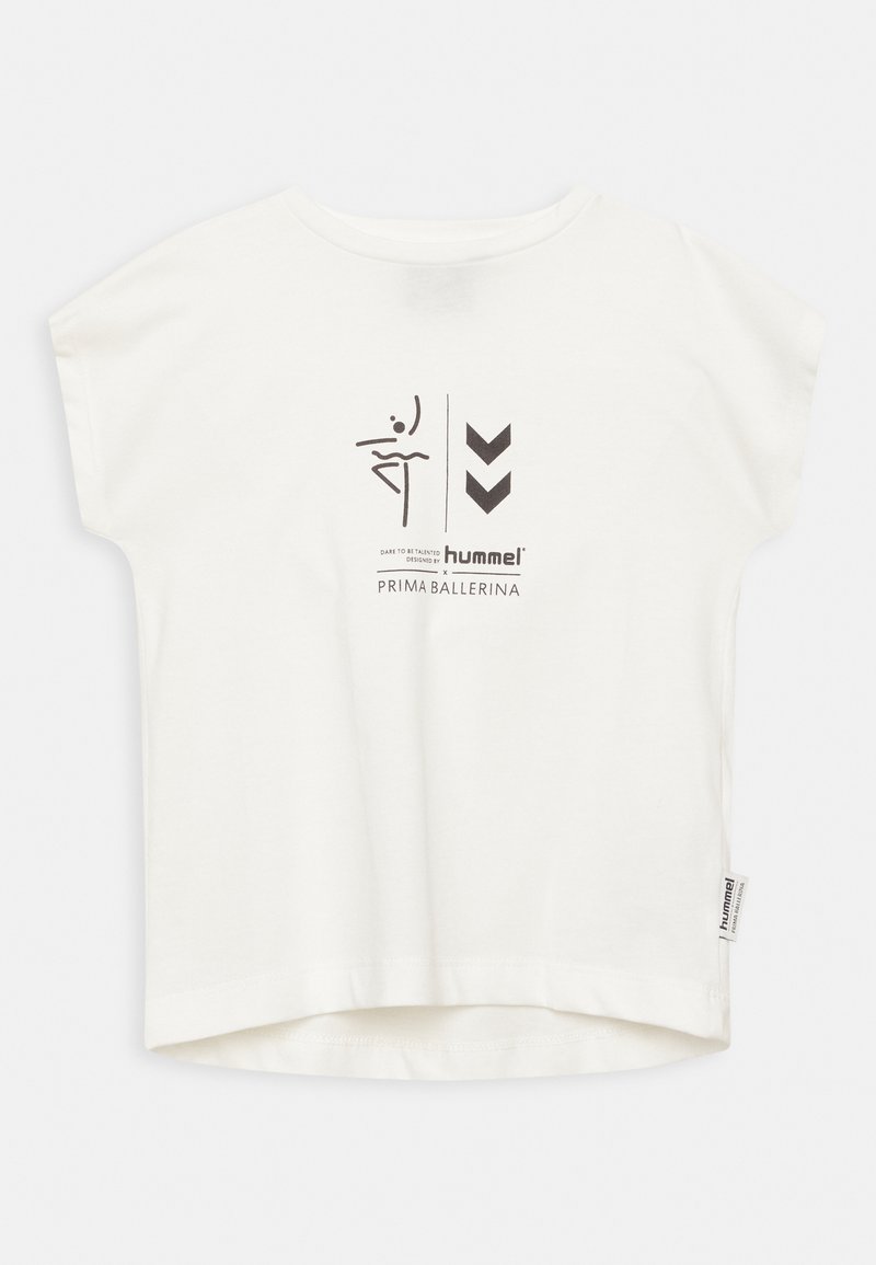Hvid bomulds T-shirt med korte ærmer, prydet med et trykt grafisk design af en danser og chevronmønstre i sort.