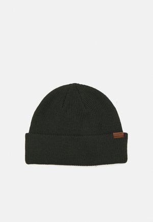 Berretto lavorato a maglia di un verde scuro con texture a coste e bordo piegato. Presenta un piccolo logo in pelle marrone sul lato.