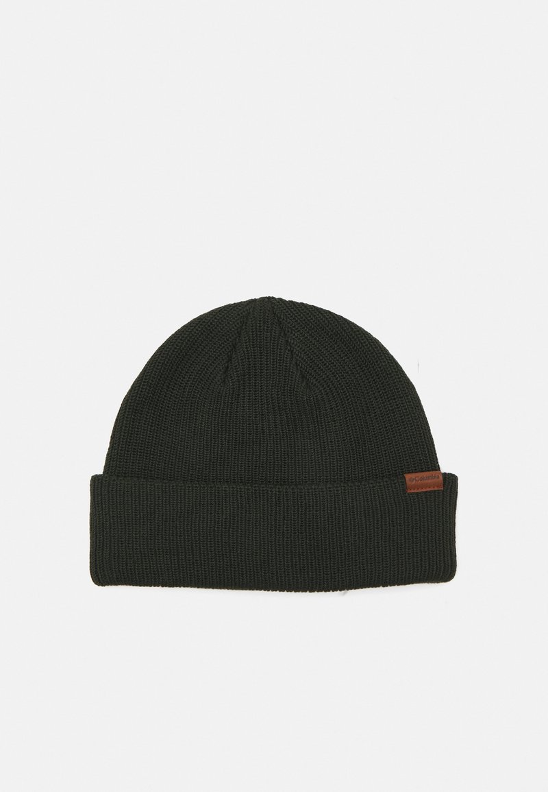 Tmavozelená pletená čiapka s rebrovanou textúrou a prehnutým lemom. Na boku má malú hnedú koženú nášivku.