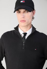 Tommy Hilfiger STRUCTURE ZIP MOCK - Πουλόβερ - black