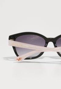 Guess Sončna očala - shiny black/gradient smoke
