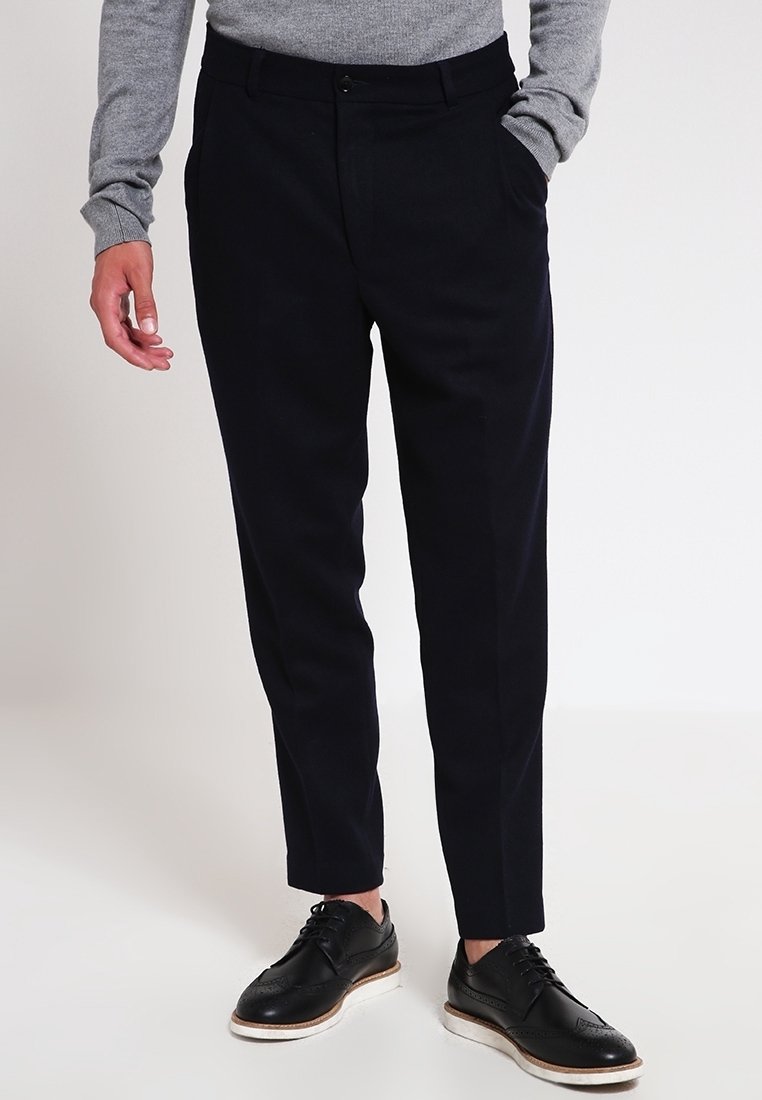 Tmavě námořnické kalhoty na míru z měkké látky, s plochým předním dílem, bočními kapsami a klasickým rovný střihem.