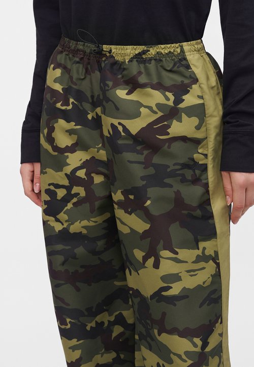 PUMA STREET GLAM RELAXED CAMO PANTS - Tracksuit bottoms - dark green/brown — photo 6