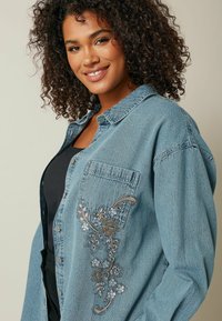 Evans SEQUIN EMBELLISHED - Overhemdblouse - blue