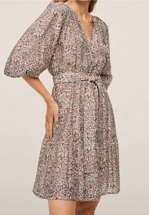 Blumenmusterkleid in gedämpften Rosa- und Grüntönen, mit tiefem V-Ausschnitt, kurzen Puffärmeln und einem Stoffbindegürtel in der Taille.