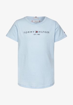 Helles blaues T-Shirt aus Bio-Baumwolle mit kurzen Ärmeln, mit dem schwarzen "TOMMY HILFIGER"-Logo und dem Aufdruck "EST. 1985" darunter.