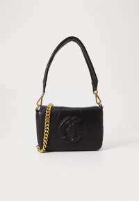Borsa a spalla nera in pelle con manico imbottito, tracolla in catena dorata e dettaglio del monogramma in rilievo sul davanti, su sfondo neutro.