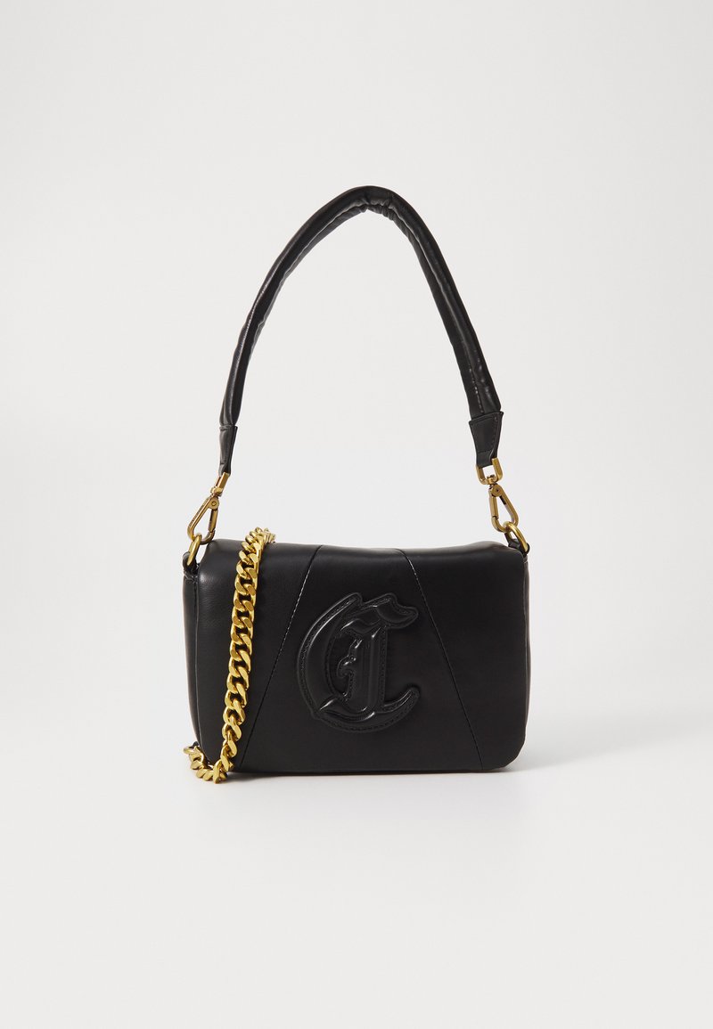 Borsa a spalla nera in pelle con manico imbottito, tracolla in catena dorata e dettaglio del monogramma in rilievo sul davanti, su sfondo neutro.