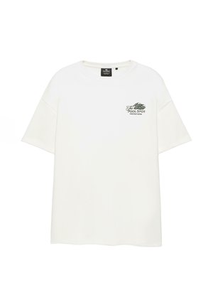 T-shirt blanc à manches courtes avec texte noir "The Pool Spot Holiday Moods" et graphisme sur la poitrine gauche, col rond et coupe décontractée.