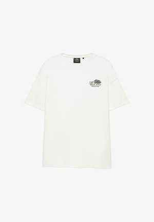 T-shirt blanc à manches courtes avec texte noir "The Pool Spot Holiday Moods" et graphisme sur la poitrine gauche, col rond et coupe décontractée.