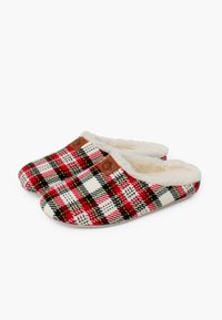 Pantofole a quadri rosso e nero con fodera in pile bianco, tomaia in tessuto morbido e un piccolo patch con logo marrone sul lato.