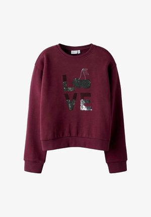 Bordeaux sweatshirt met lange mouwen en ronde hals. Beschikt over een pailletten ontwerp met "LOVE" en kersen erboven. Geribde manchetten en broek. Zachte stof.