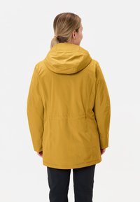 Giacca impermeabile gialla con cappuccio, caratterizzata da una vestibilità lieve, maniche lunghe e un tessuto testurizzato. La vista posteriore mostra un design semplice.