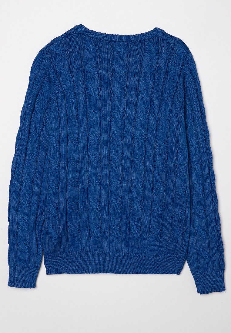 Blaue Strickpullover mit langen Ärmeln und rundem Ausschnitt. Texturiertes Muster über das gesamte Teil, gerippter Saum und Bündchen. Weiches, gewebtes Material.