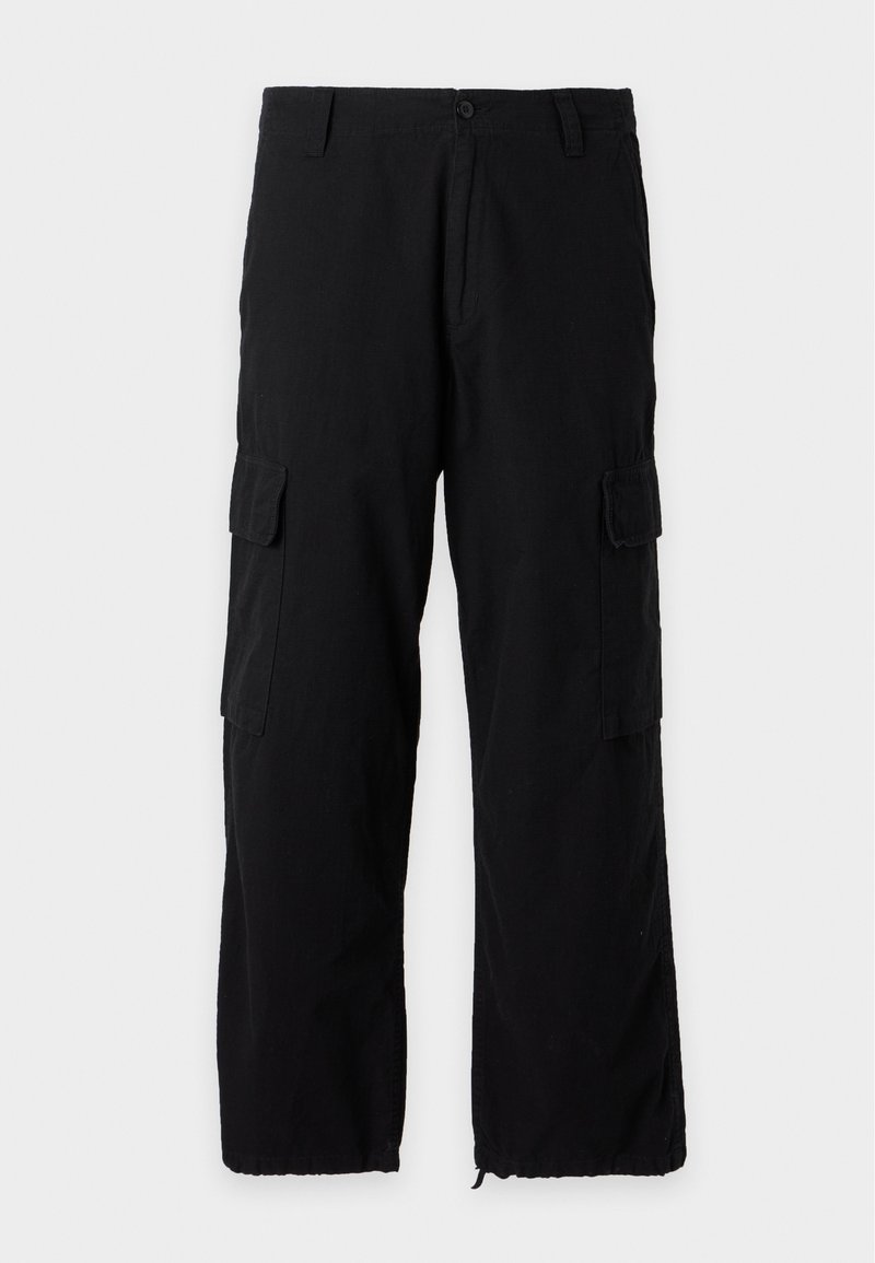 Pantalon cargo noir avec poches à rabat latérales, fermeture par bouton et zip, passants pour ceinture et ourlets réglables.