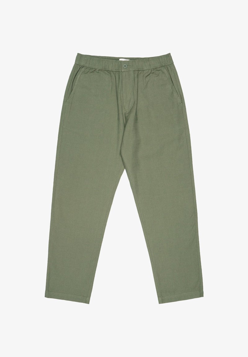 Pantaloni in cotone verde oliva con vestibilità rilassata, vita elastica, tasche frontali e gambe affusolate, caratterizzati da una superficie liscia e cuciture minime.