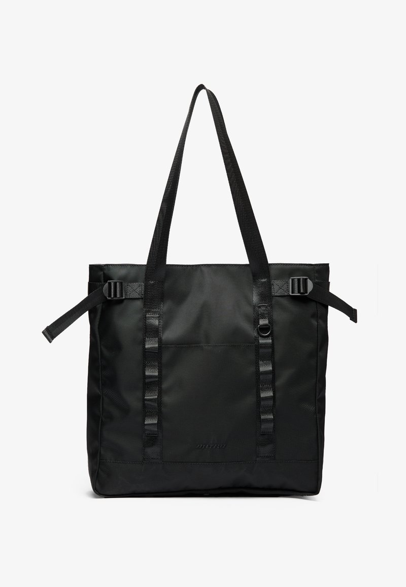 Saco tote preto feito de tecido durável, apresentando duas alças longas, correias ajustáveis e um bolso frontal. Superfície texturizada com uma marcação mínima.