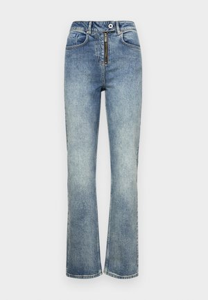 Hellblaue Jeans im Schlagstil mit leicht abgewetztem Look, ausgestattet mit einem Reißverschluss vorne, einem Fünf-Taschen-Design und genähten Details an den Nähten.