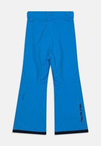 Modré lyžařské kalhoty s širokým střihem, vyrobené z voděodolného materiálu. Mají zesílené lemy a logo "Helly Hansen" v černé barvě na boku.