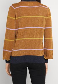 Pull en tricot marron avec des rayures roses, jaunes et violettes, présentant une finition texturée et un ourlet côtelé bleu marine. Manches longues.
