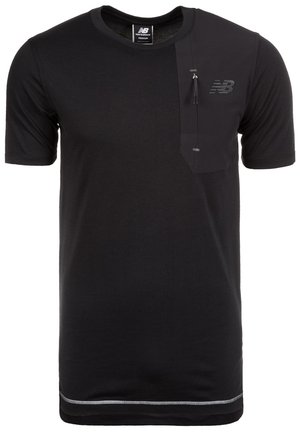 T-shirt noir à manches courtes New Balance avec une poche poitrine zippée, un logo sur le côté gauche et une bande réfléchissante près de l'ourlet inférieur.