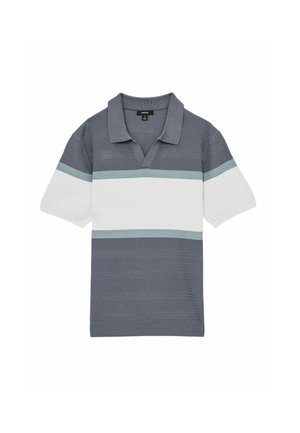 Polo shirt texturat în nuanțe de gri, alb și albastru deschis cu un design în dungi. Are guler polo și mâneci scurte, cu o croială lejeră.