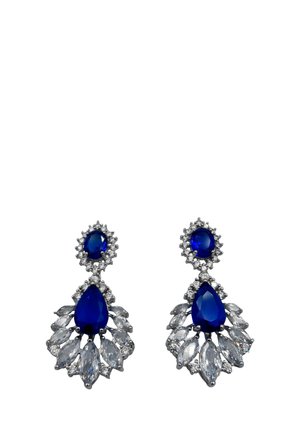 Coppia di orecchini a goccia in argento con grandi pietre blu a forma di goccia e ovale circondate da pietre più piccole trasparenti a forma di marquise e rotonde.