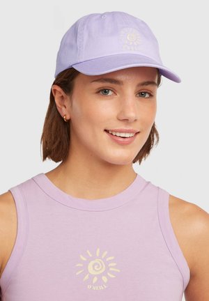 Hele lilla nokamüts kõverdatud visooriga, millel on ees kollase päikesemotiiviga disain. Valmistatud pehmest puuvillast, taga on reguleeritava rihmaga kinnitussüsteem.