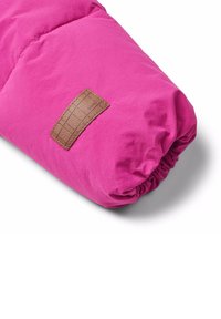 Pink pufjakkeærme med elastisk manchet og et tekstureret brunt stofmærkedetalje. Glat, shiny materiale med en let krøllet overflade.