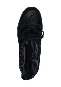 Deportiva negra con un upper brillante y acolchado, cierre con cordones y un collar texturizado y suave. Presenta una durable suela de goma y costuras reforzadas.