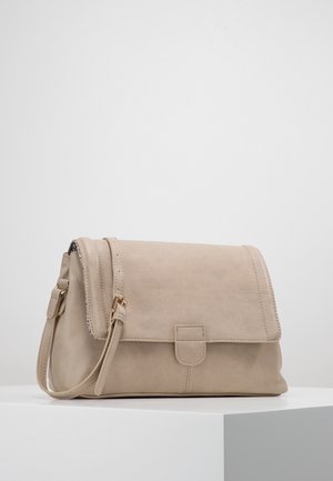 Beige læder crossbody taske med flaplukning og justerbar rem, vist på en hvid platform mod en ensfarvet baggrund.