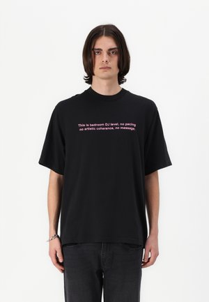 BOILER ROOM BEDROOM LEVEL DJ UNISEX - Nyomott mintás póló - black