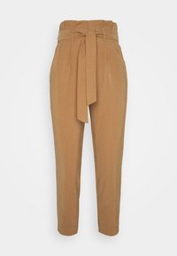 Pantalon beige à taille haute avec détail de ceinture. Présente des jambes fuselées et une texture lisse, adapté à diverses occasions.