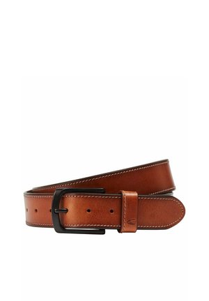 Ceinture en cuir brun à la texture lisse, dotée de coutures blanches et d'une boucle en métal noir. Ajustable grâce à plusieurs trous de perforation.
