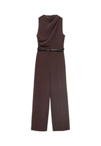 Donkerbruine mouwloze jumpsuit met gedrapeerde halslijn, ceintuur in de taille, wijd uitlopende pijpen en een soepele textuur. Geen zichtbare sluitingen of patronen.