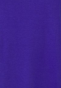 Tecido roxo sólido com uma textura suave, apresentando uma cor uniforme sem padrões ou adornos.