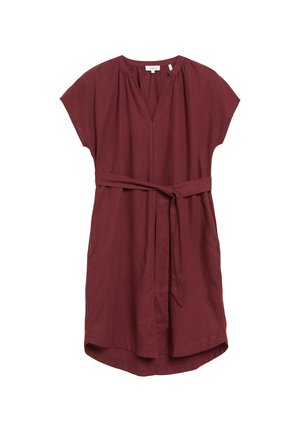 Kurzärmliges, knielanges bordeauxrotes Kleid mit V-Ausschnitt, einer Knopfleiste am Kragen und einem passenden Stoffgürtel, der in der Taille gebunden ist.