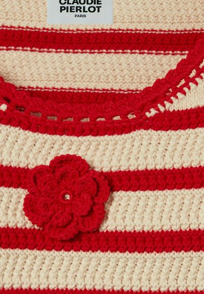 Maglione in cotone lavorato a maglia con righe rosse e crema, caratterizzato da un collo a scallop e un accento di fiore all'uncinetto sul lato sinistro.