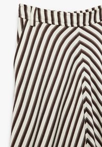 Gestreepte broek in crème en bruin, met een textuurstof, zichtbare stikdetails, een platte tailleband en een rechte pijpdesign.