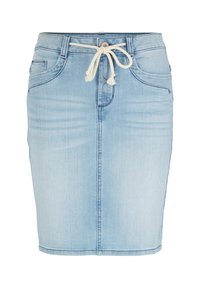Jupe en denim bleu clair avec poches avant, fermeture par boutons et cordon blanc noué en nœud à la taille.