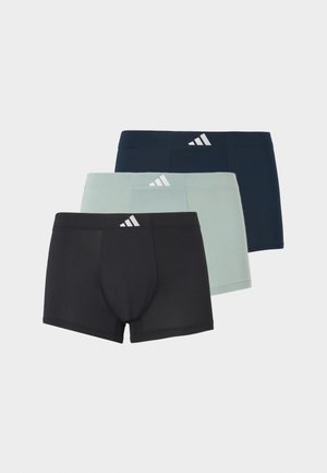 Tre par herreboxershorts i svart, lyst grått og marineblått, hver med en hvit Adidas-logo på linningen.