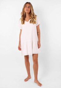 Robe à manches courtes, décolleté en V, en tissu rose clair, avec un design à jupe évasée et une coupe décontractée, atteignant la mi-cuisse.