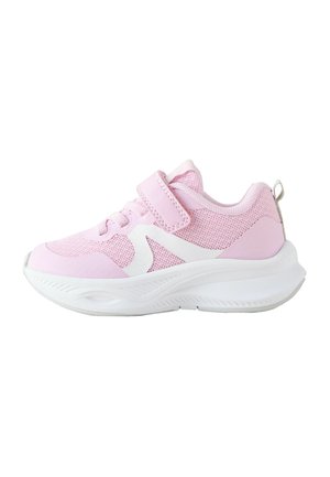 Kinder-Sneaker in Pink und Weiß mit Mesh-Obermaterial, Klettverschluss, Schnürsenkeln und dicker weißer Sohle, von der Außenseite gezeigt.