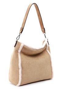 Sac à main en daim taupe avec garniture en fausse fourrure blanche et bandoulière amovible avec fermoirs argentés, présenté sur fond blanc.